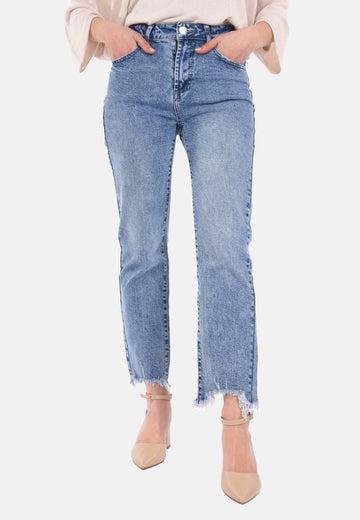 Jeans con fondo sfrangiato