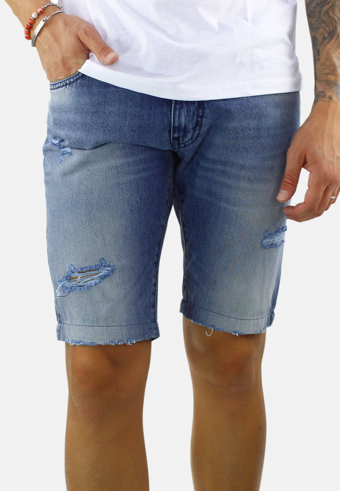 Short en jean avec déchirures