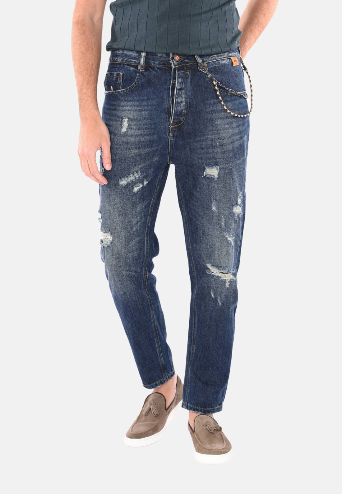 Jeans strappato con catena